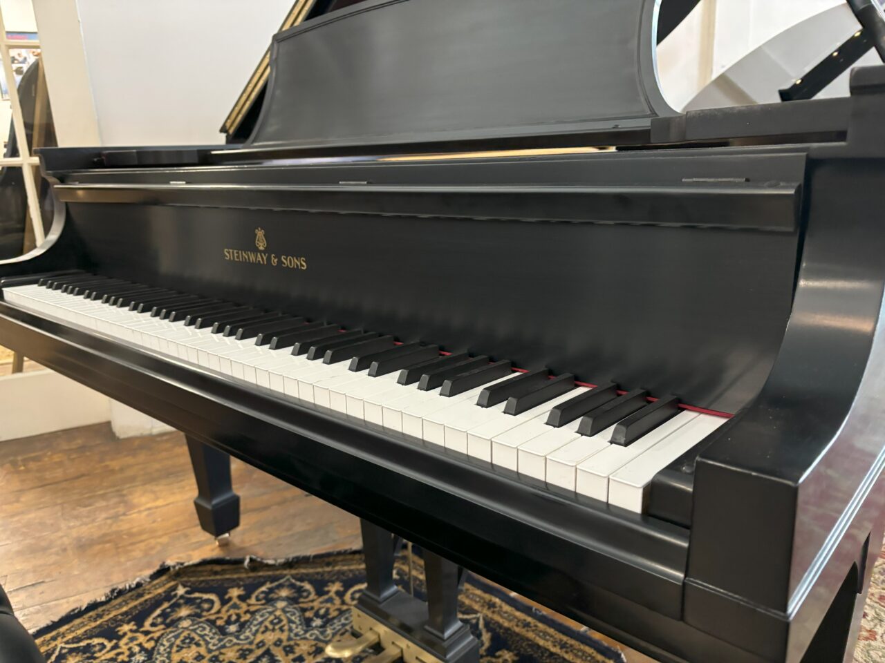 corner close up steinway b_