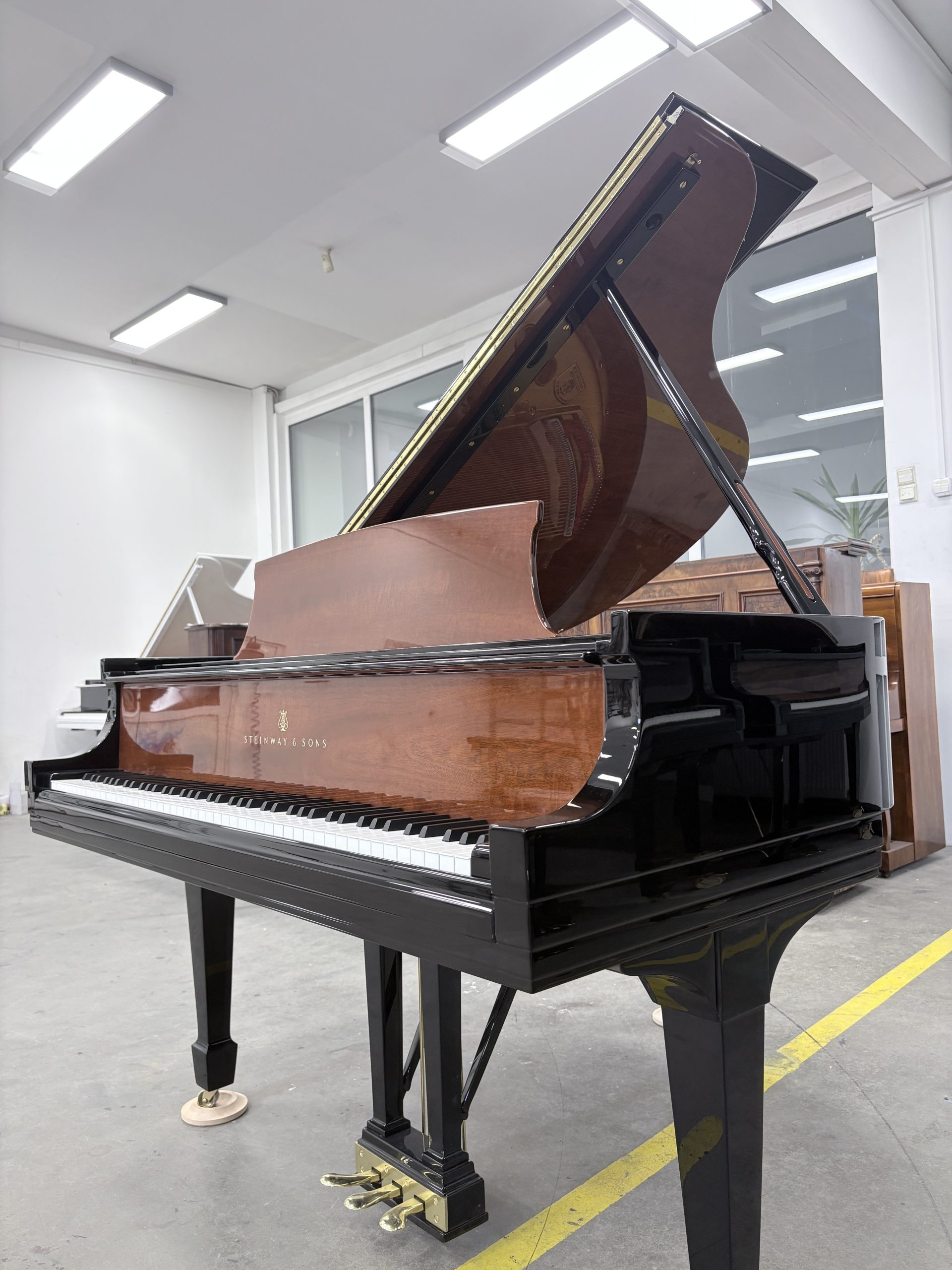 steinway S # 342640 mah ebony right corner