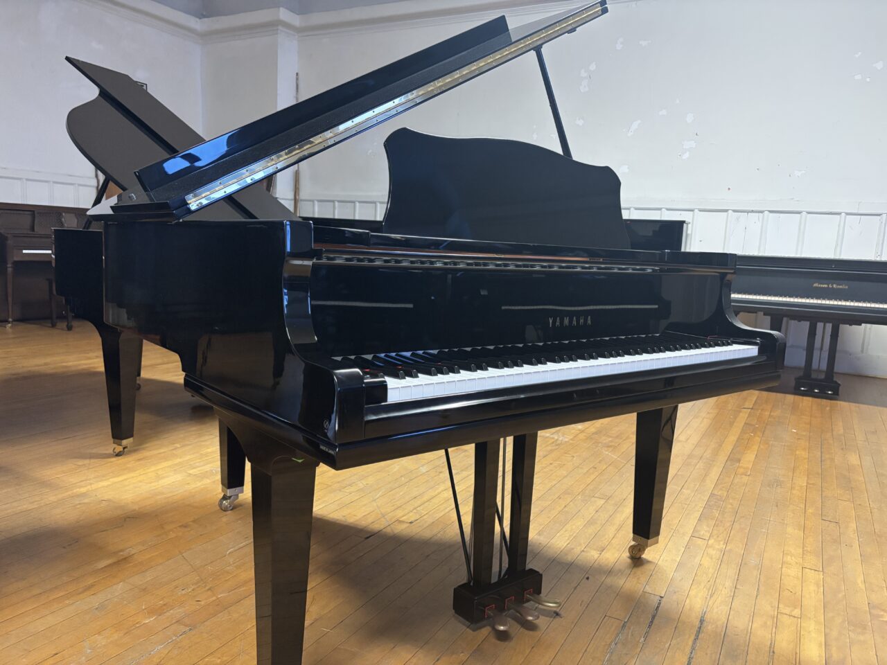 black gc1 left corner open