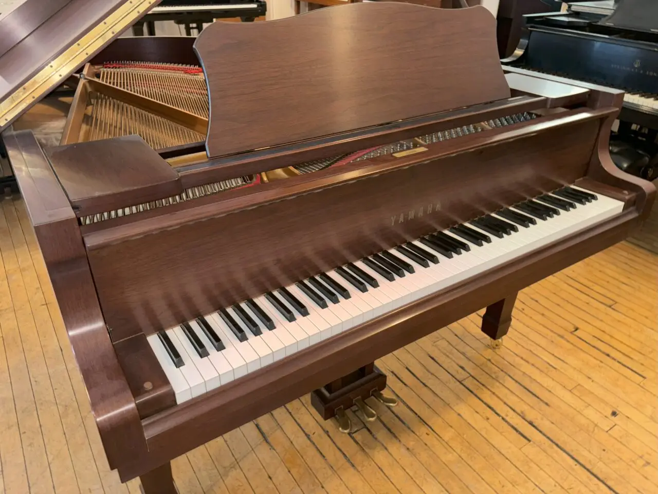 yamaha c2 walnut left crner