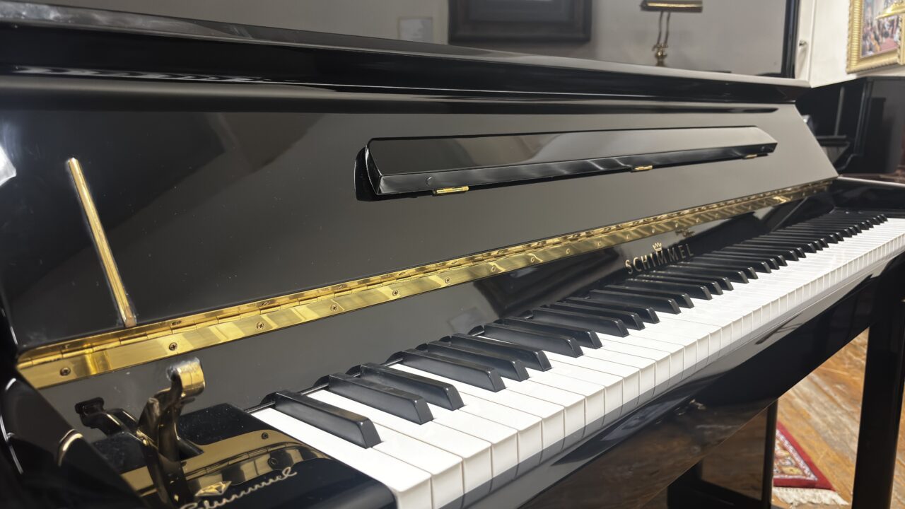 schimmel k125 close up angle