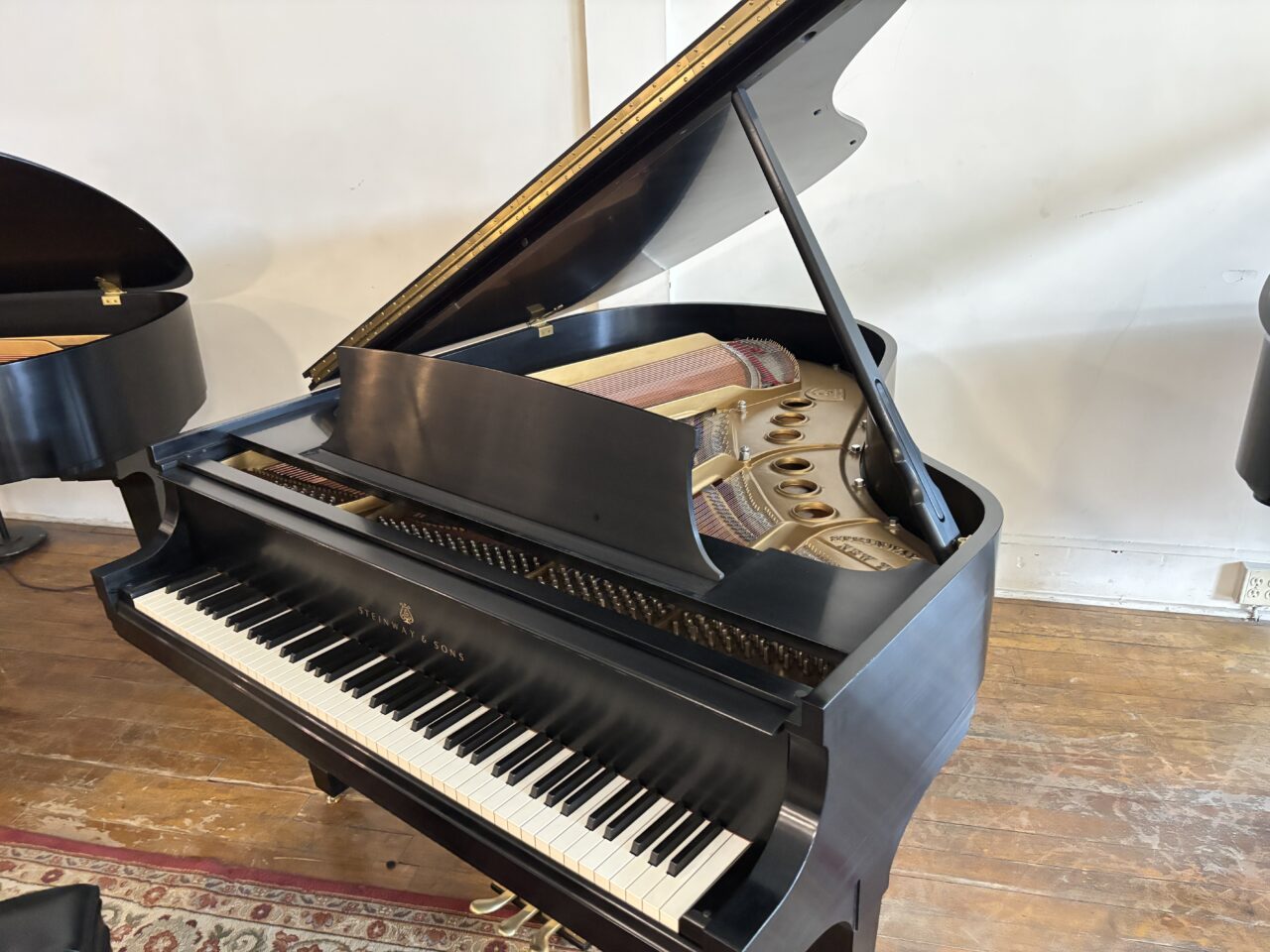 steinway m# 433766 slight overhead front