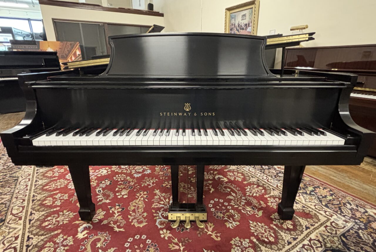 steinway M 526240 short lid close up