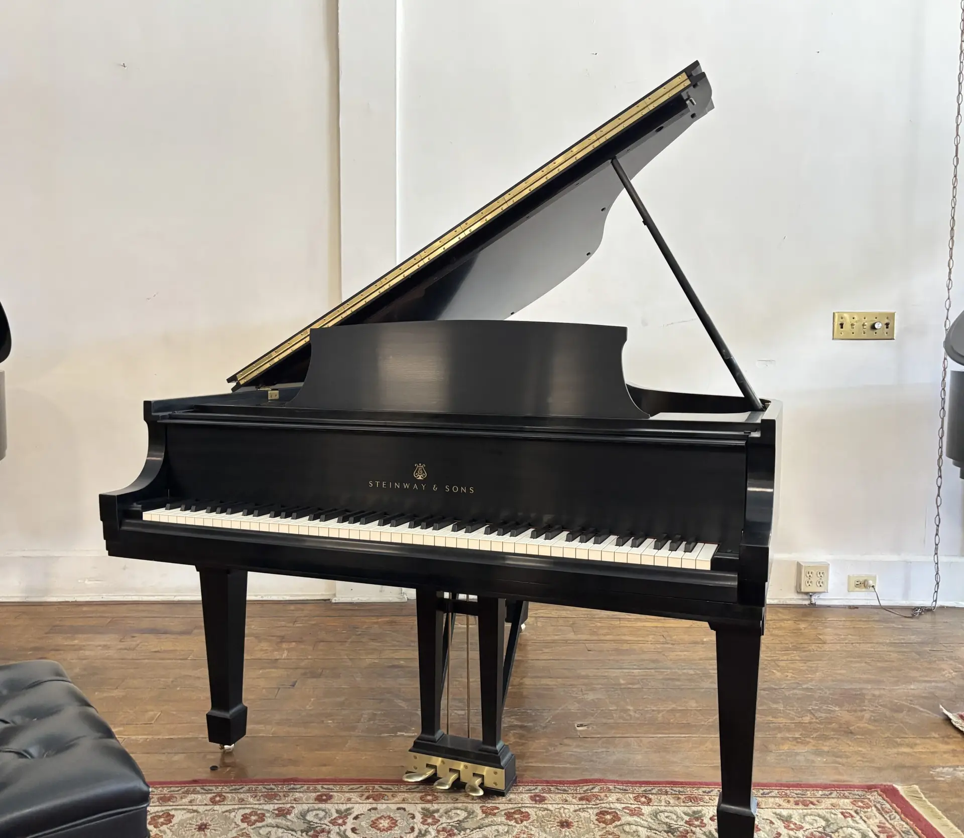 steinway m #433766 front head on